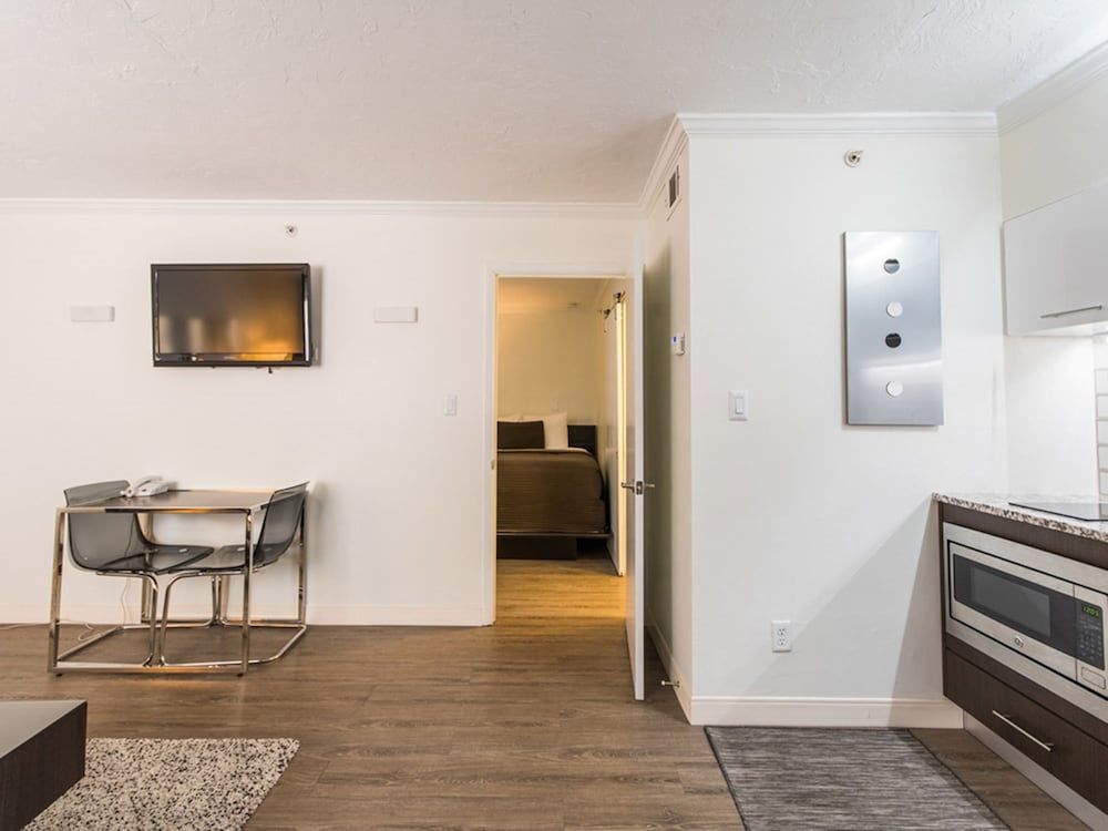 Hibiscus Suites - Gateway to Siesta Key Comfort Suite, 2 Queen Beds 6