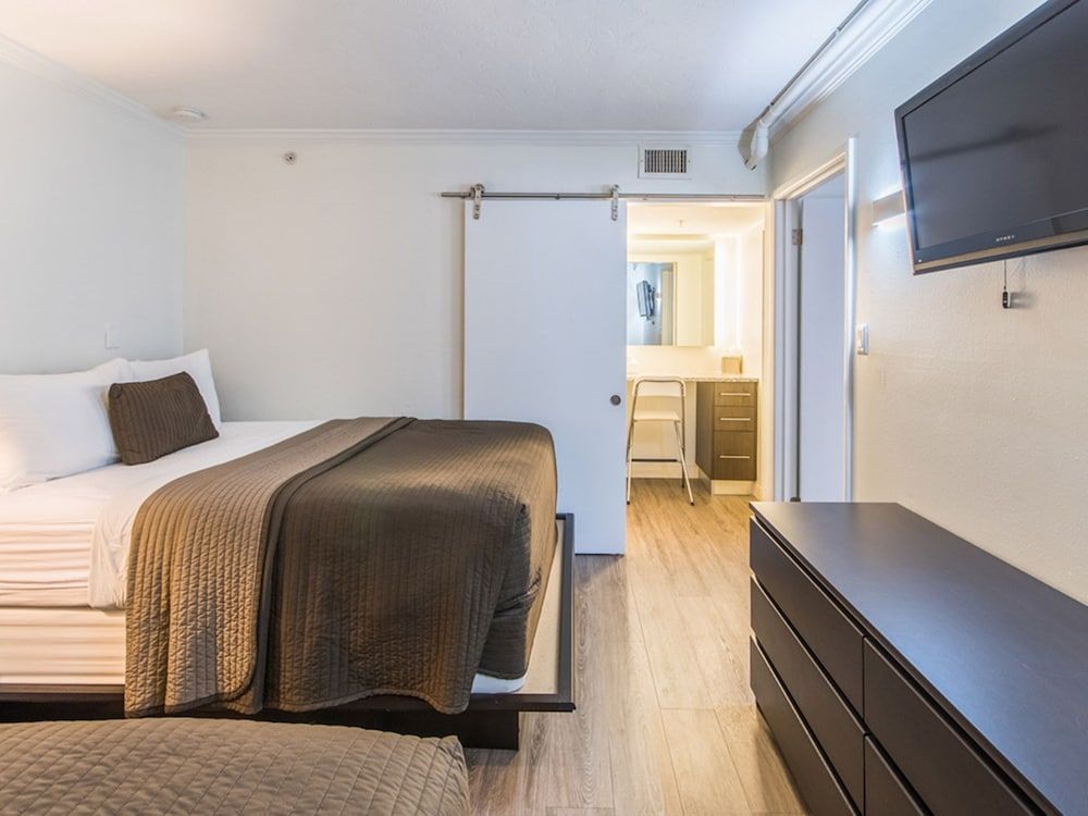 Hibiscus Suites - Gateway to Siesta Key Comfort Suite, 2 Queen Beds 2