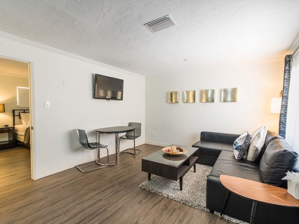 Hibiscus Suites - Gateway to Siesta Key Deluxe Suite, 1 King Bed 10