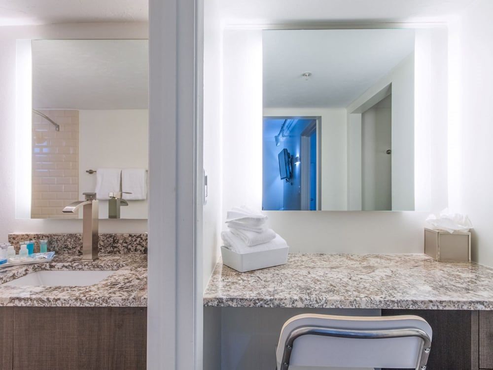 Hibiscus Suites - Gateway to Siesta Key Comfort Suite, 2 Queen Beds 5