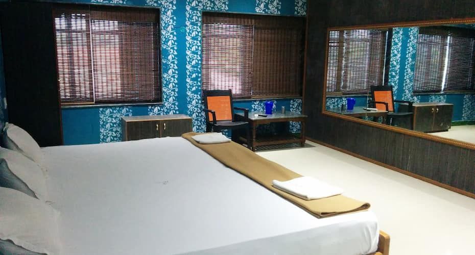 Hotel Raamajayam 6 Bed A/C Room