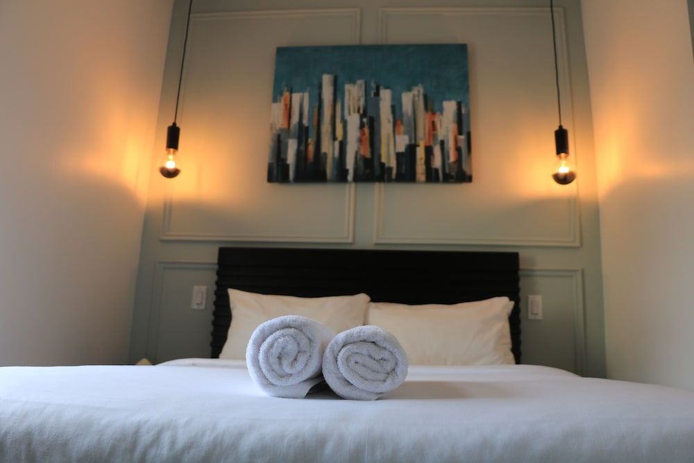 Pembroke Inn Sub level Double Room, 1 Double Bed 3