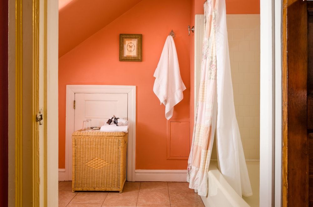 Carisbrooke Inn Deluxe Double Room, 1 King Bed 5