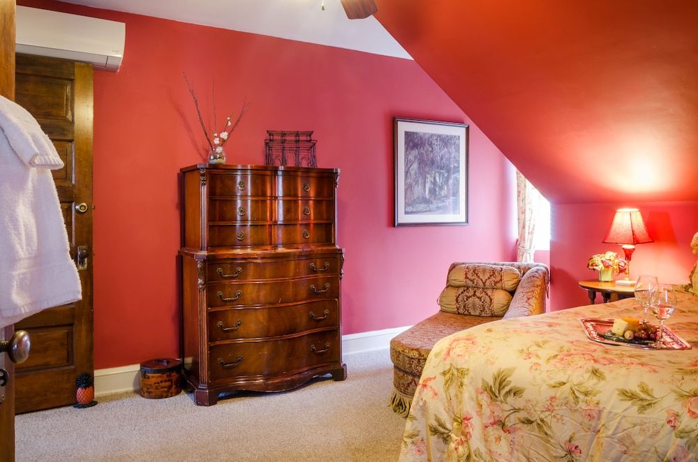 Carisbrooke Inn Deluxe Double Room, 1 King Bed 4