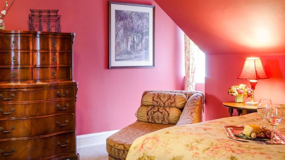 Carisbrooke Inn Deluxe Double Room, 1 King Bed 3