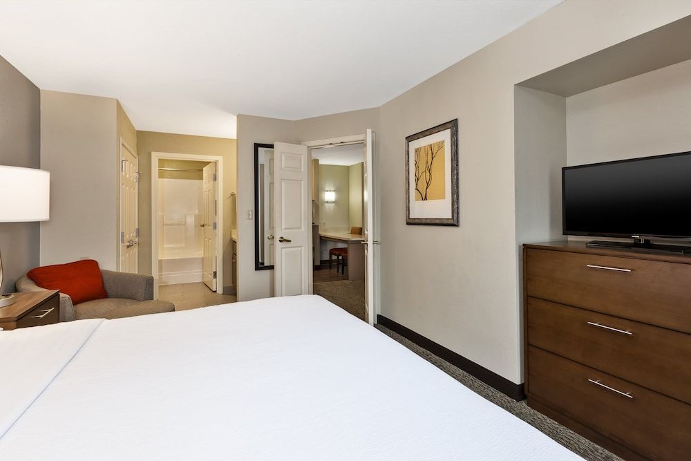 Suite, 1 Queen Bed with Sofa bed, Kitchen (Hearing, Mobility, Bathtub)
