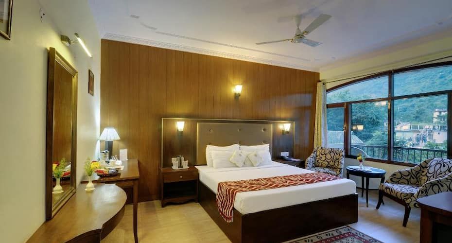 Lake View Room