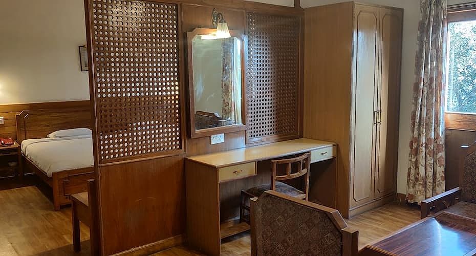 The rooms have European decor ,big and spacious, with balcony (a unique feature as most hotels in Shimla do not have balcony), The rooms have excellent view of the town and valley up to 180 degrees. The stay in these room is always remembered.