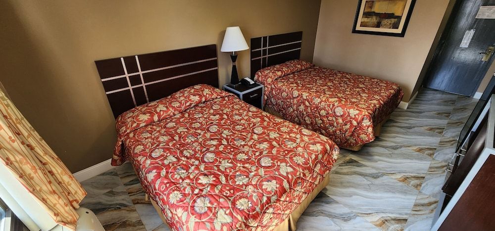Townhouse Inn & Suites Deluxe Double Room, 2 Double Beds 2