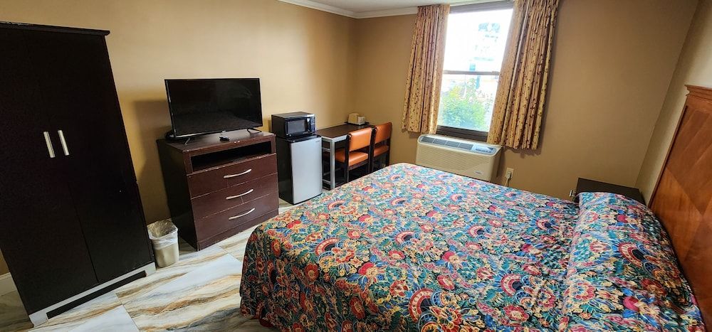 Townhouse Inn & Suites Room, 1 King Bed, Smoking 2