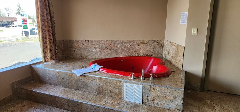 Townhouse Inn & Suites Basic Room, 1 King Bed, Jetted Tub 3