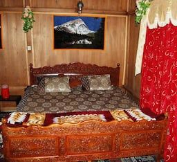 Taj Palace Houseboat Deluxe Room