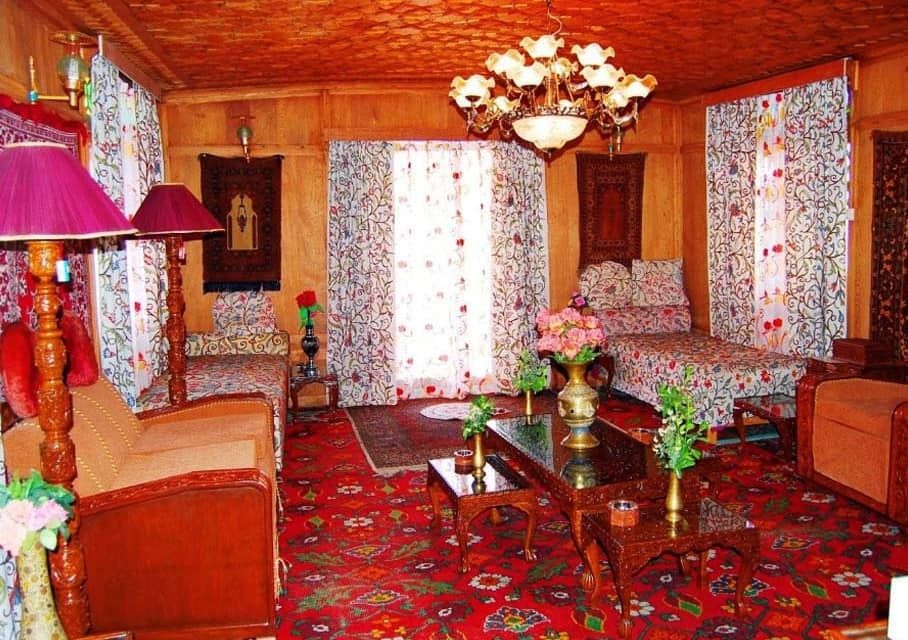 Taj Palace Houseboat Deluxe Room 2