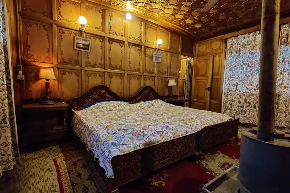 Floating Palace Houseboat Room Assigned on Arrival