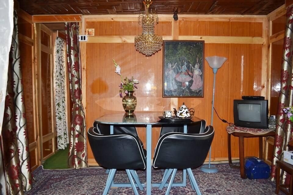 undefined Young Shalimar Houseboat 6