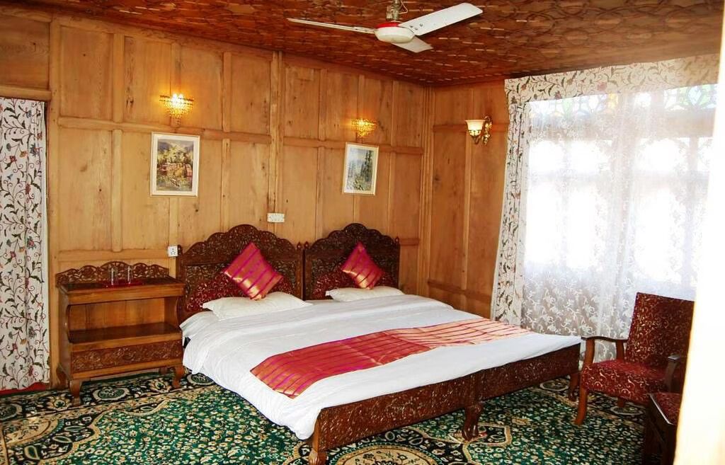 undefined Hunza Houseboat 5