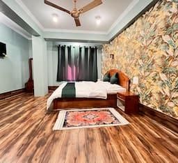 Hotel Posh I Mall Deluxe Room 2