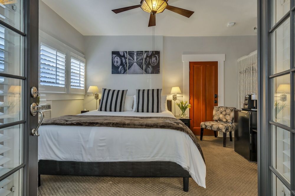 Craftsman Inn Luxury Room, 1 King Bed, Patio (Spring) 8