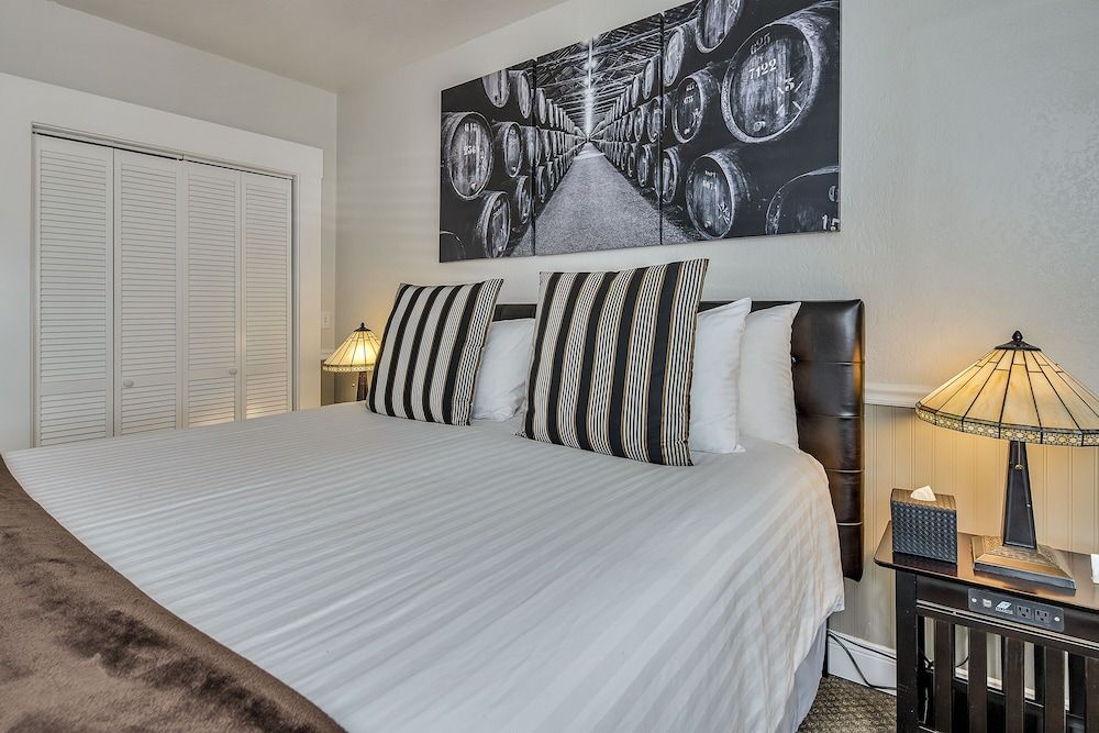 Suite, 1 King Bed, Jetted Tub (Helena)