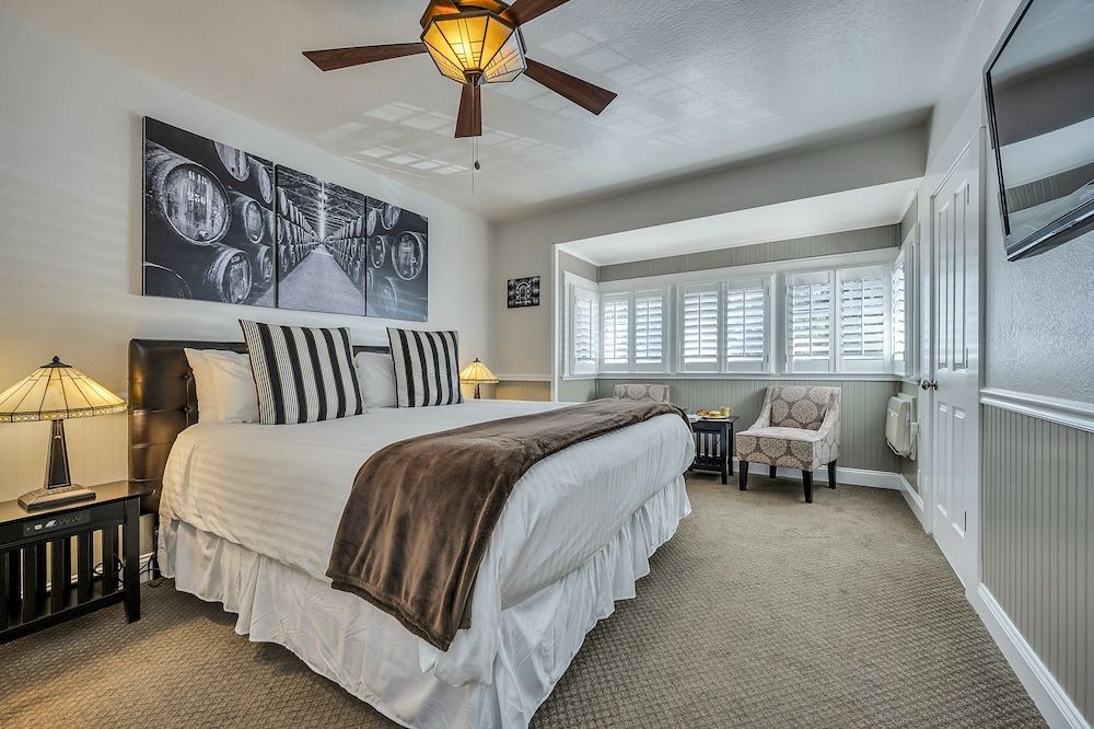 Suite, 1 King Bed, Jetted Tub (Helena)