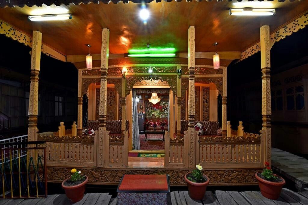Pala Palace Houseboat