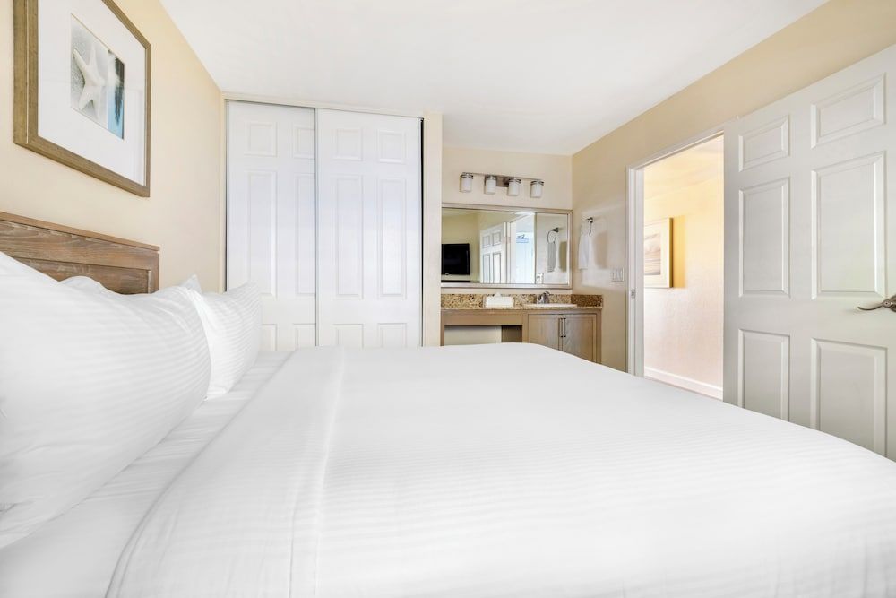 Hilton Vacation Club Riviera Beach & Shores 1 Bedroom Ocean View King Suite with Balcony 2