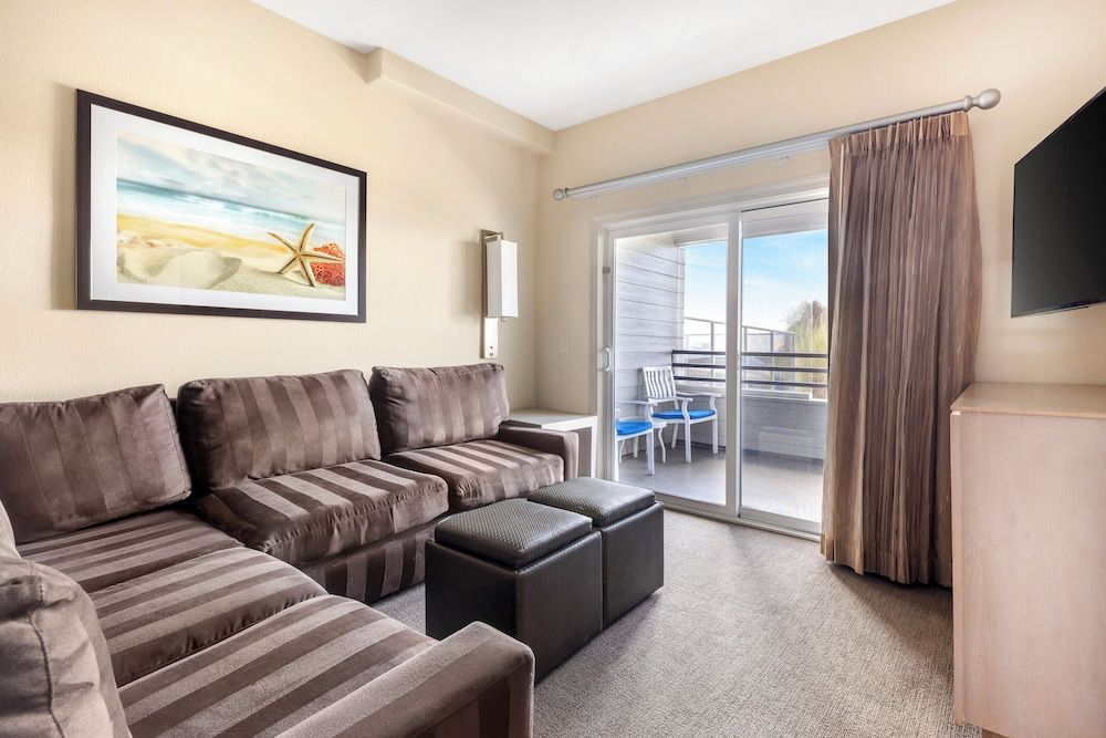 Hilton Vacation Club Riviera Beach & Shores 2 Bedroom Ocean View 1 King 2 Twins Access Tub 4