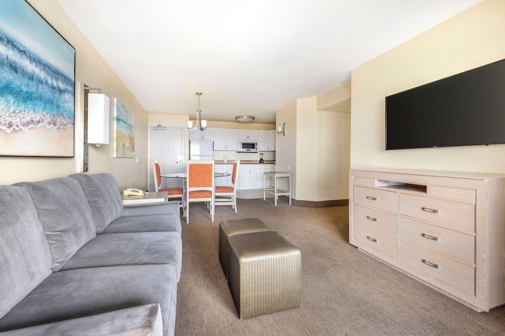 Hilton Vacation Club Riviera Beach & Shores 1 Bedroom Ocean View King Plus Hearing Acc Tub 5