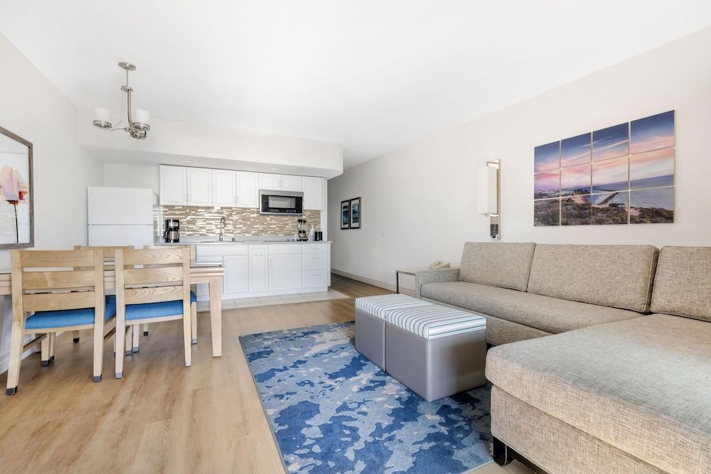 Hilton Vacation Club Riviera Beach & Shores 1 Bedroom Ocean View King Suite with Balcony 4