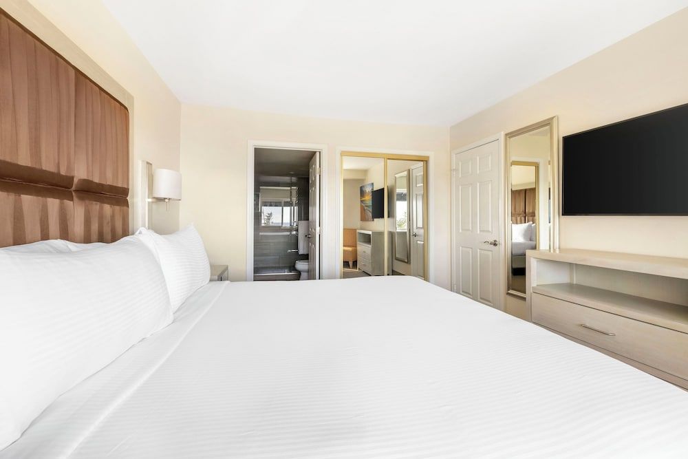 Hilton Vacation Club Riviera Beach & Shores 2 Bedroom Ocean View 1 King 2 Twins Access Tub 2