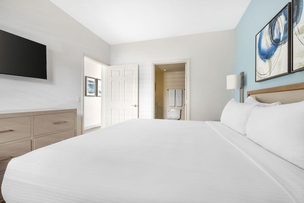 Hilton Vacation Club Riviera Beach & Shores 1 Bedroom Ocean View King Suite with Balcony 3