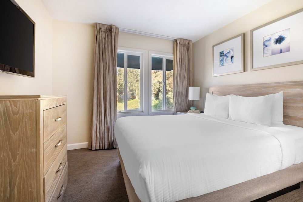 2 Bedroom Ocean View 1 King 1 Queen Suite Balcony