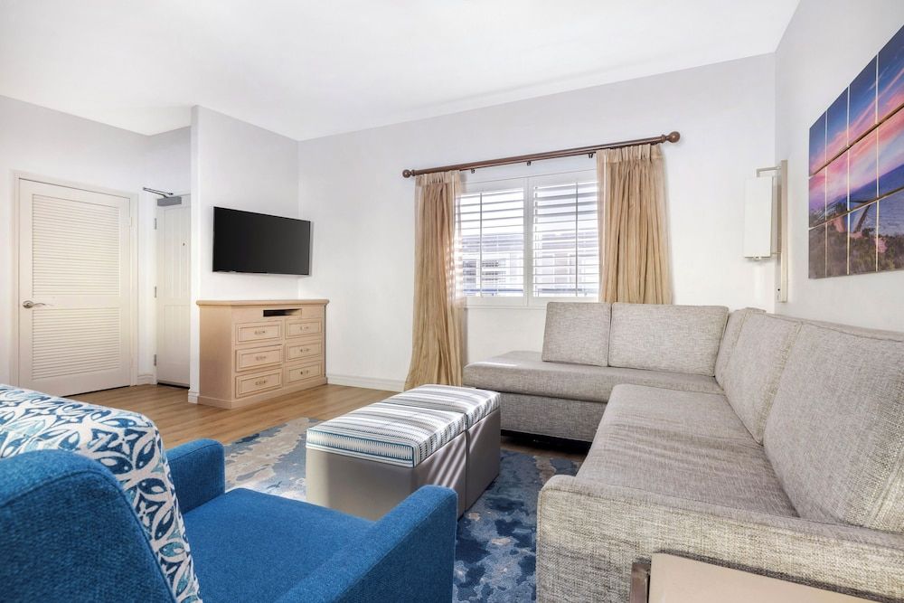 2 Bedroom 1 King 2 Queen Suite No View Balcny