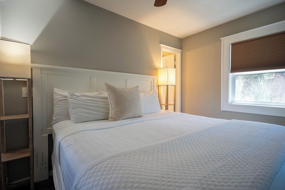 Elizabeth Pointe Lodge Cottage, Beach View