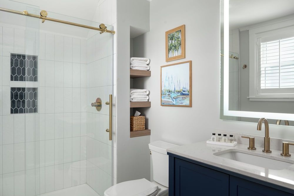 Elizabeth Pointe Lodge Room, 1 King Bed (Oceanview) 4