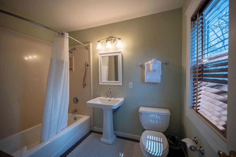 Elizabeth Pointe Lodge Cottage, Beach View 8