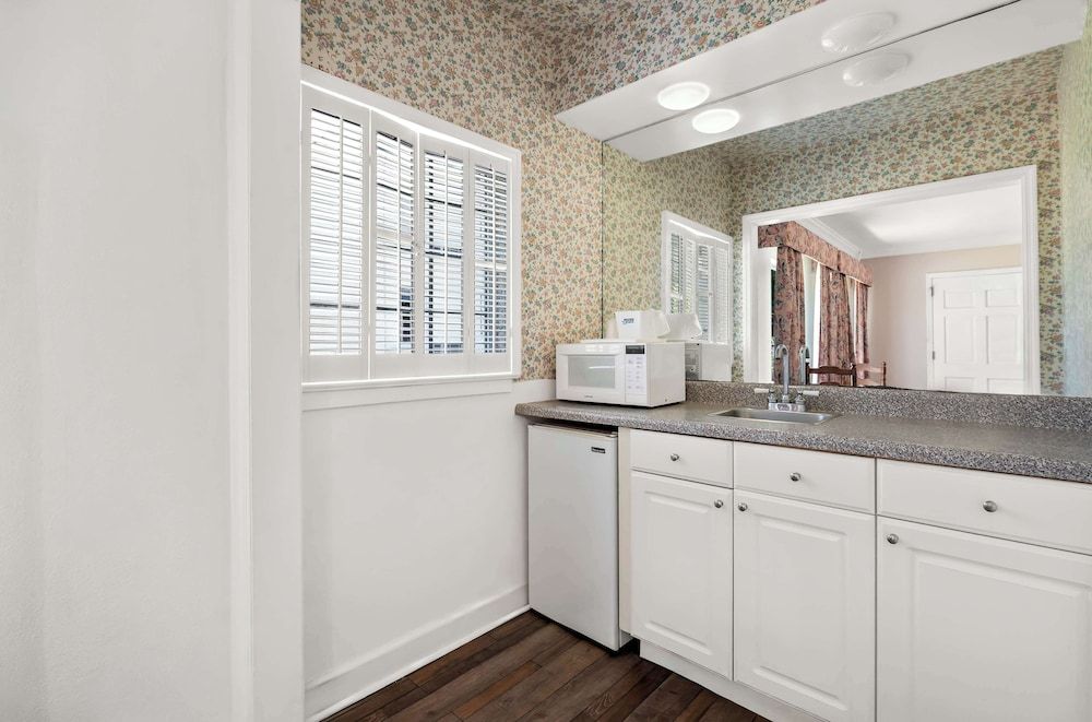 Americas Best Value Inn Historic Clewiston Inn Room, 2 Double Beds, Accessible, Non Smoking (Kitchenette) 5