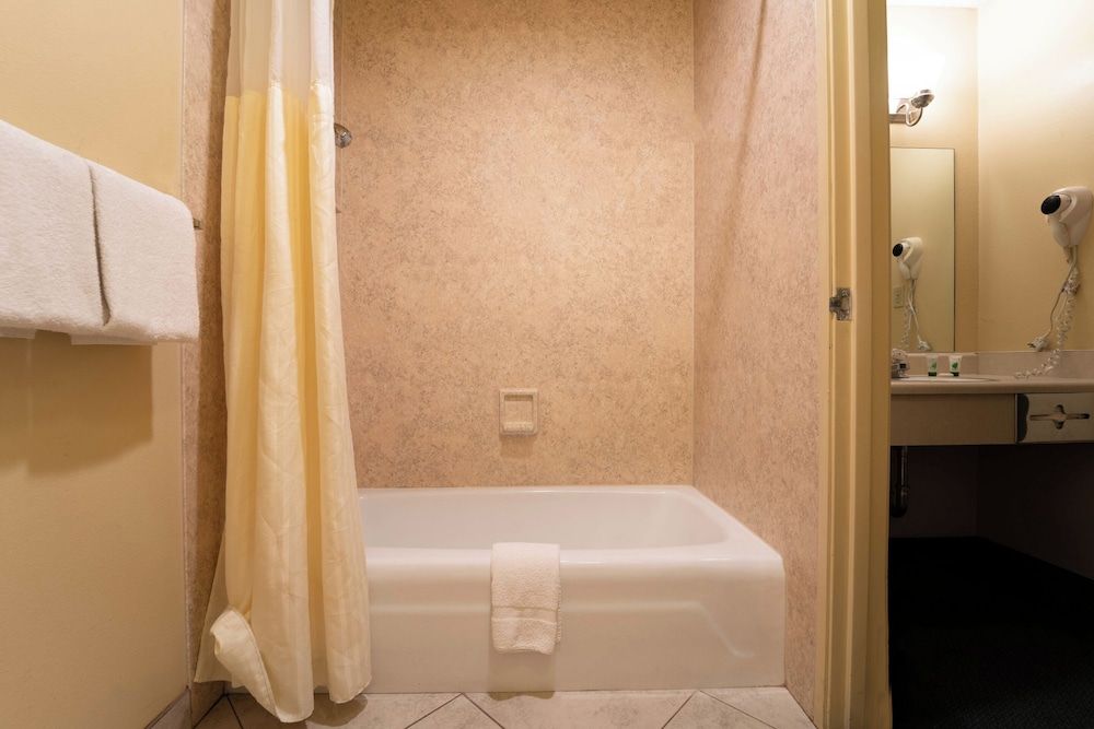 Royal Plaza Inn Indio Deluxe Suite, 1 King Bed, Poolside 8