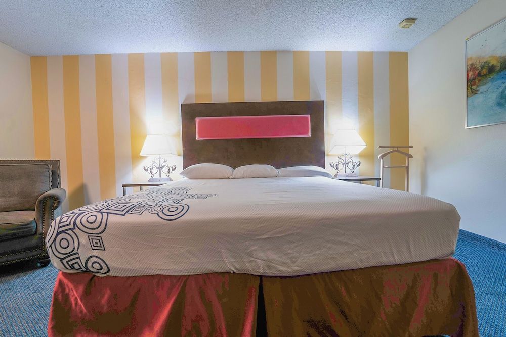 Royal Plaza Inn Indio Deluxe Suite, 1 King Bed, Poolside 2