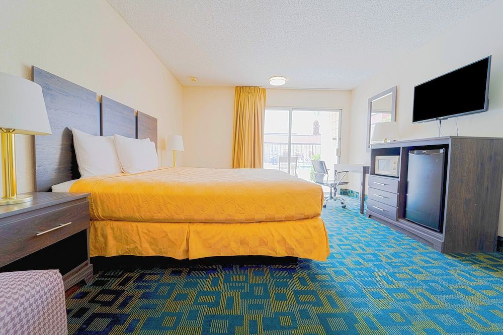 Royal Plaza Inn Indio Room, 1 King Bed, Accessible