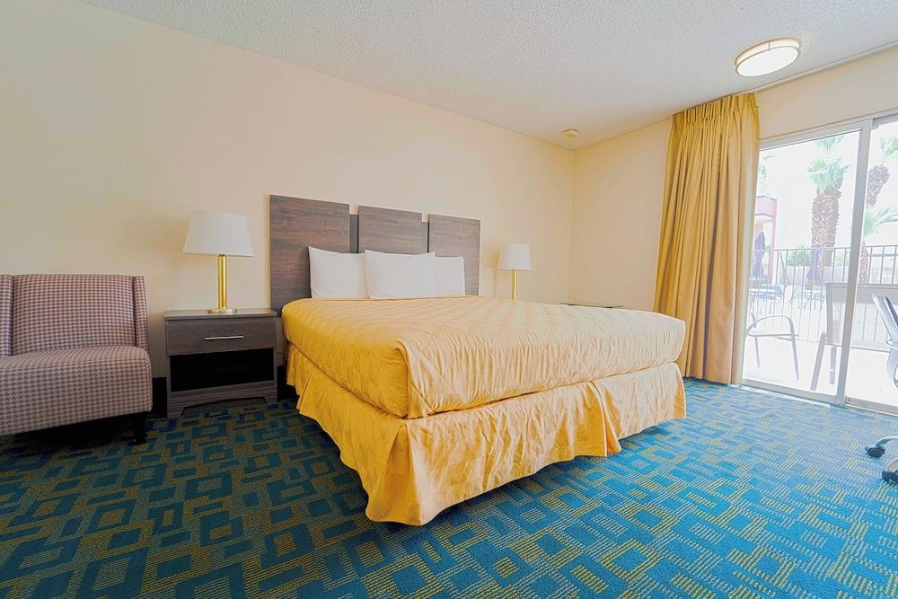 Royal Plaza Inn Indio Room, 1 King Bed, Accessible 5