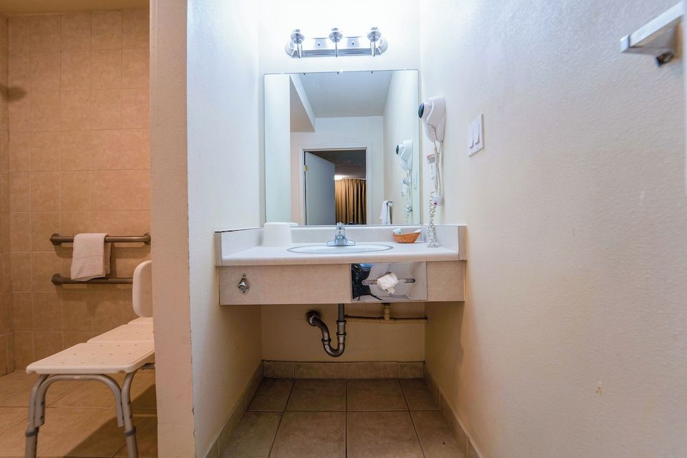 Royal Plaza Inn Indio Room, 2 Double Beds, Accessible 9