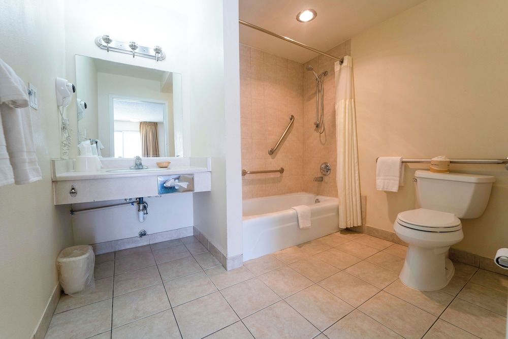 Royal Plaza Inn Indio Room, 1 King Bed, Accessible 7