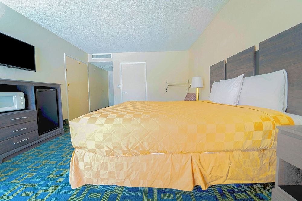 Royal Plaza Inn Indio Room, 1 King Bed, Accessible 4