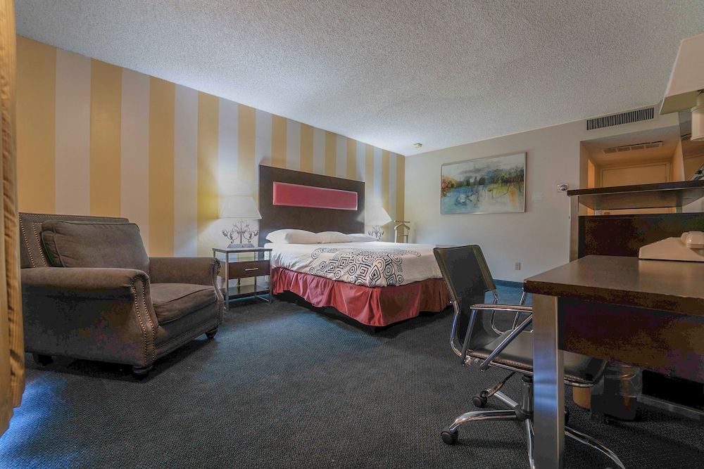 Royal Plaza Inn Indio Deluxe Suite, 1 King Bed, Poolside 5