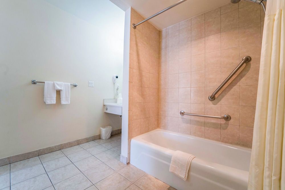 Royal Plaza Inn Indio Room, 1 King Bed, Accessible 6