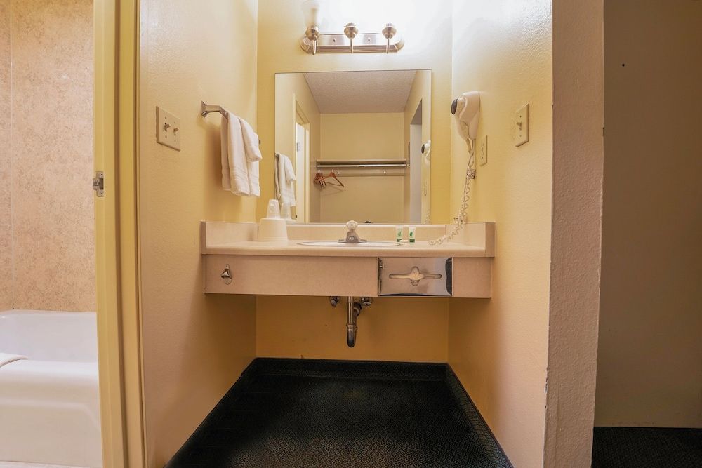 Royal Plaza Inn Indio Deluxe Suite, 1 King Bed, Poolside 9