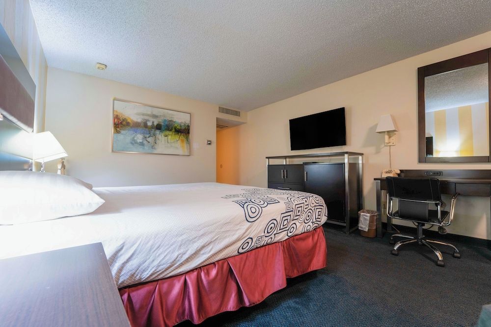 Royal Plaza Inn Indio Deluxe Suite, 1 King Bed, Poolside 3