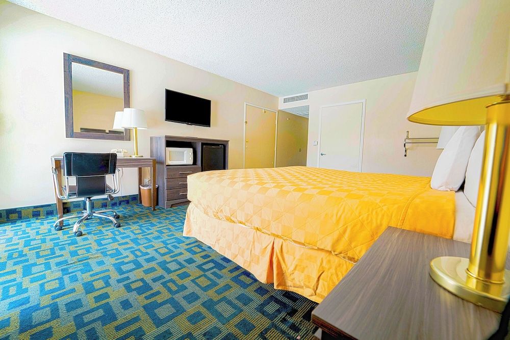 Royal Plaza Inn Indio Room, 1 King Bed, Accessible 3