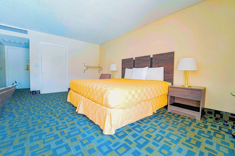 Royal Plaza Inn Indio Room, 1 King Bed, Accessible 2